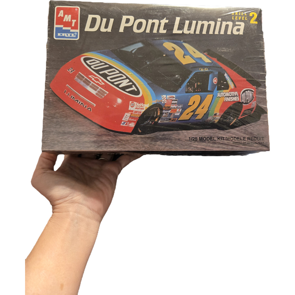 NASCAR Legend: AMT ERTL Jeff Gordon #24 DuPont Chevy Lumina Model Kit 1:25 #6852